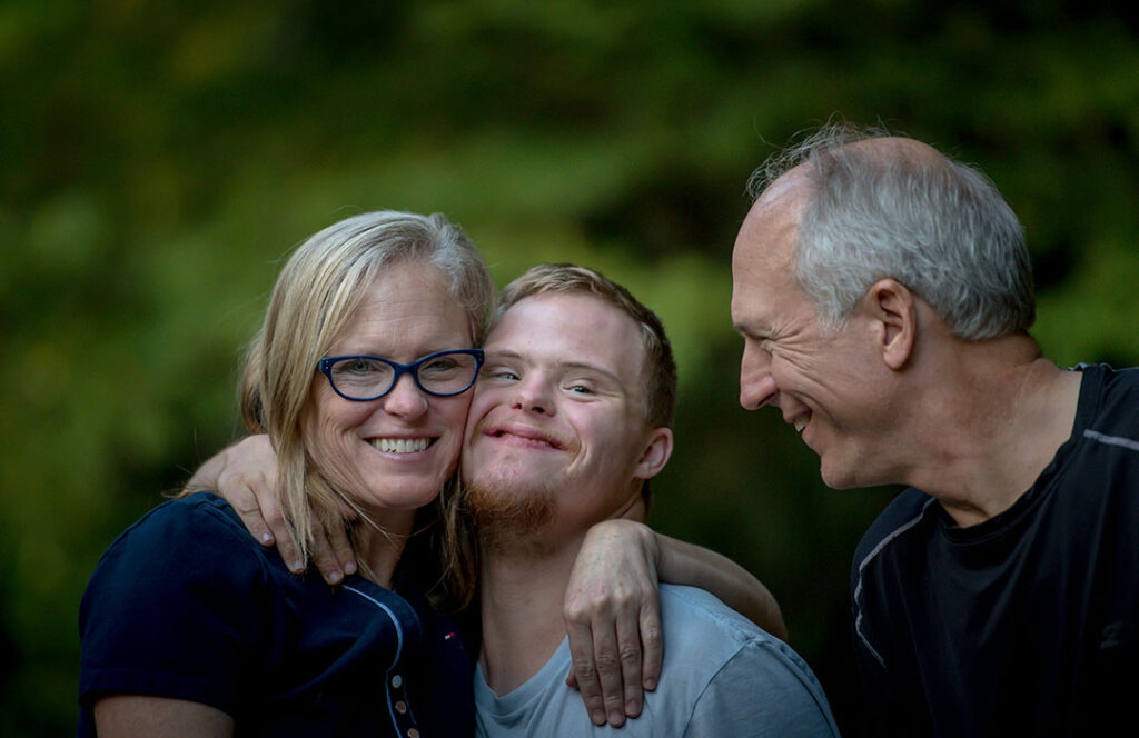 Tre personer. Kanske en mamma, en pappa och deras barn.