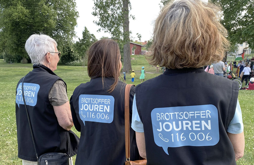 Tre volontärer på Brottsofferjouren Östergötland är med på ett evenemang